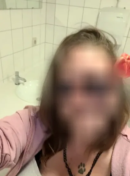 Alexandra, 33