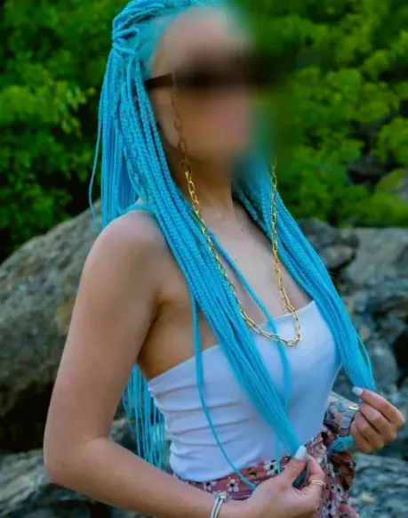 Alexandra, 33