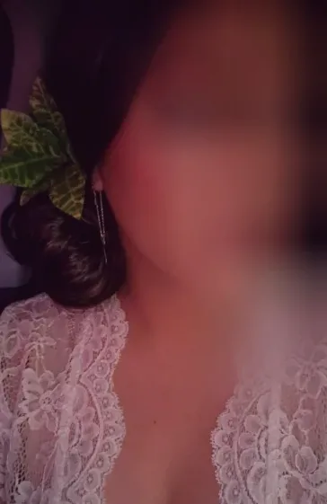 Eva, 35