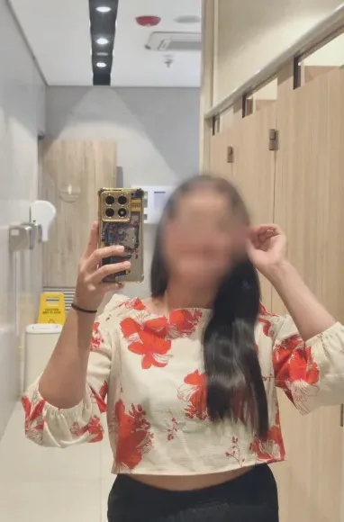 Larissa, 31