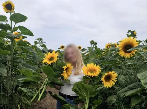 Mia, 32
