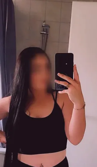 Nicole, 28
