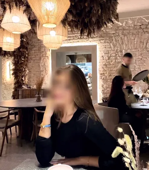 Viktoria, 25
